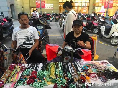 鄭州二七區(qū)“溫暖之家” 地?cái)偵系氖止に嚻罚恳患疾刂粋€(gè)故事